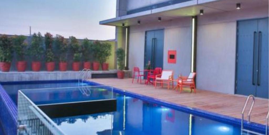 Bazén v ubytování The B Hotel Quezon City nebo v jeho okolí