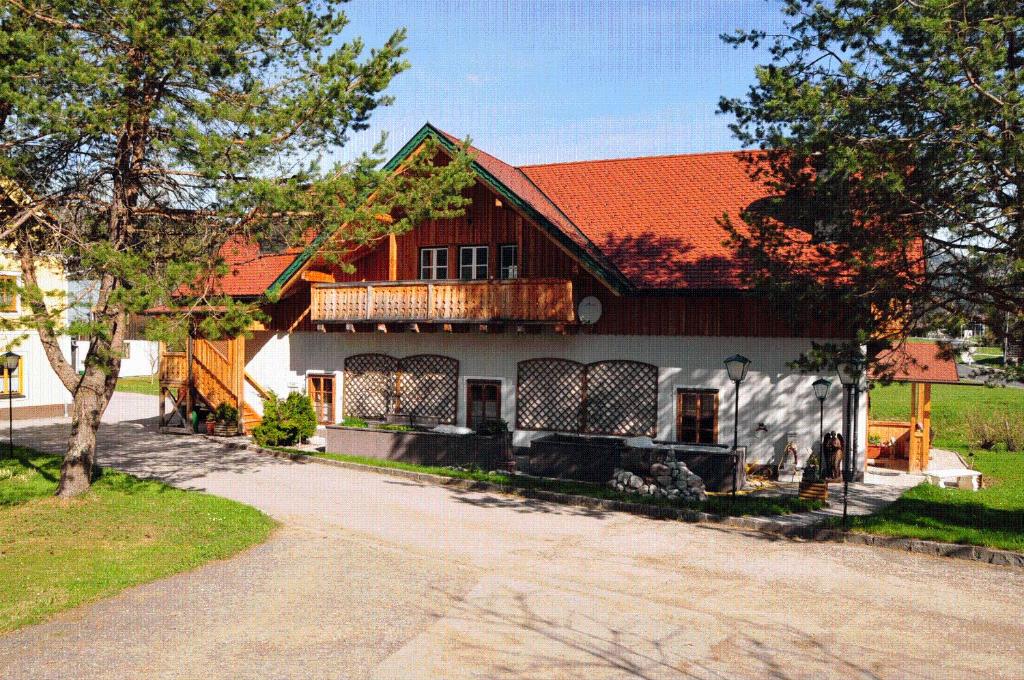 een huis met een rood dak en een oprit bij Ferienhaus Grubegg in Bad Mitterndorf