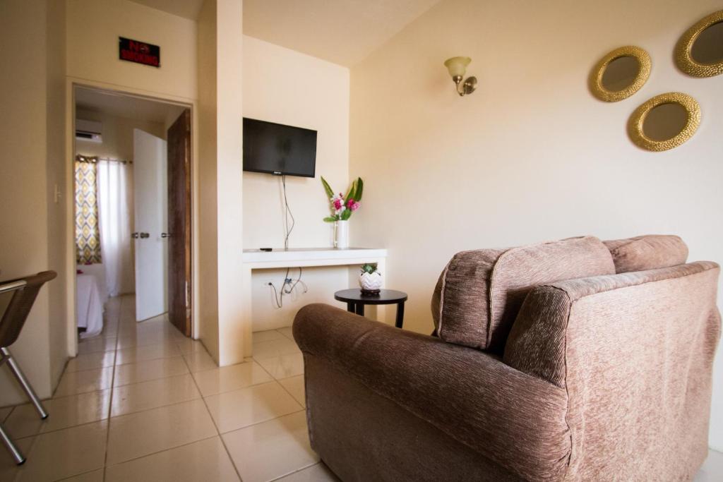 TV a/nebo společenská místnost v ubytování Connie's Comfort Suites