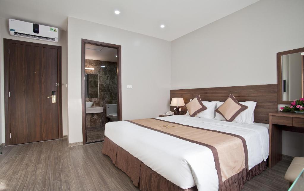 Postel nebo postele na pokoji v ubytování Victor Hanoi Hotel