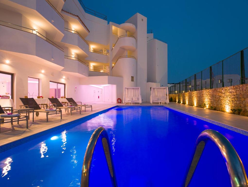 een zwembad in een hotel met blauwe verlichting bij My Way Luxury Ibiza Studio - AB Group in Playa d'en Bossa