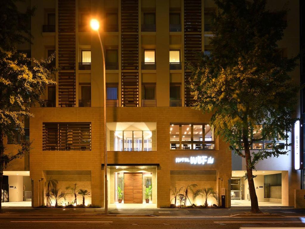 福岡的住宿－博多 WBF 格蘭德飯店，前面有路灯的建筑