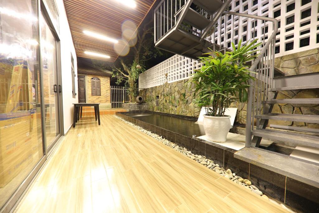 um corredor com piso de madeira num edifício em Hill Bungalow em Hue