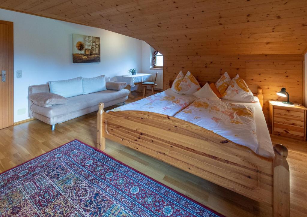 Postel nebo postele na pokoji v ubytování Unterschwabegghof