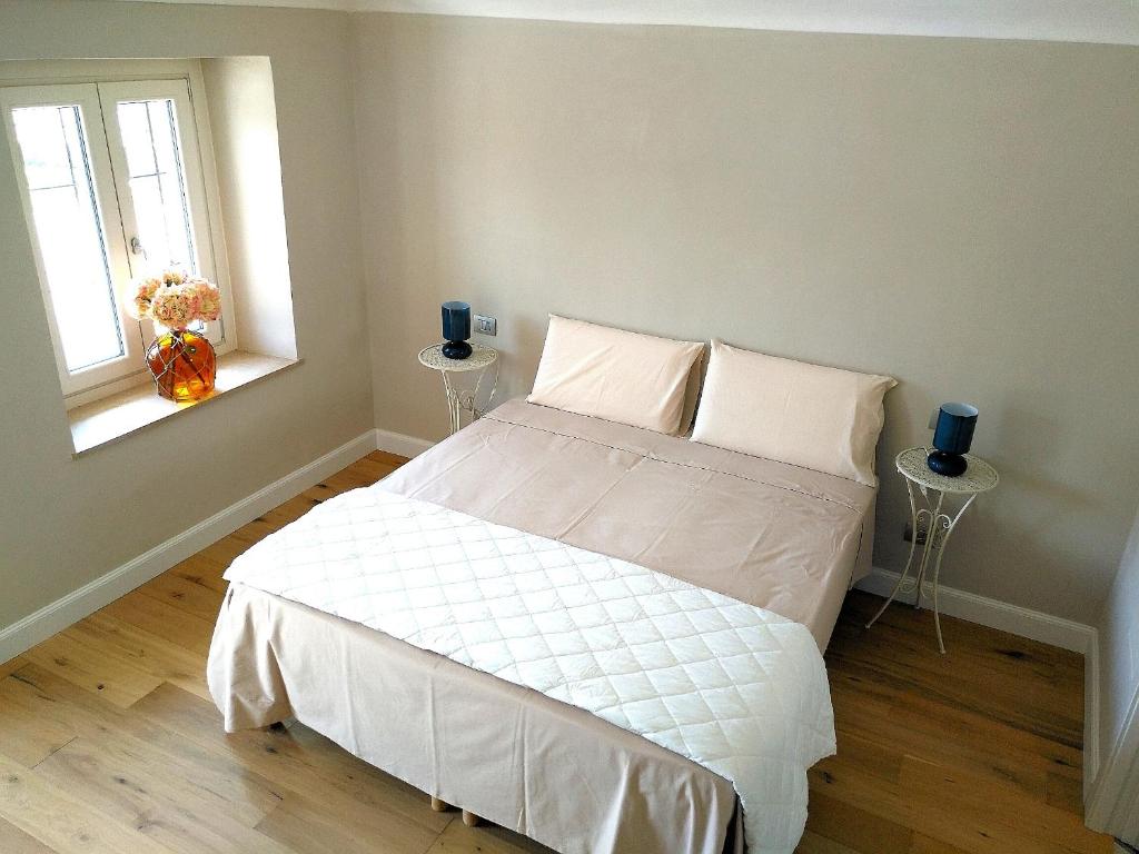 Łóżko lub łóżka w pokoju w obiekcie B&B "Madama Granèt"