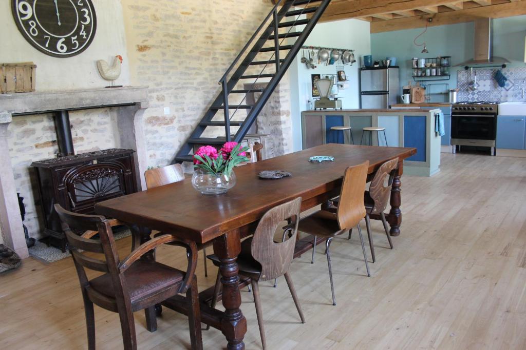 un tavolo da pranzo con sedie e una scala di Anna's Guest House a Longvay