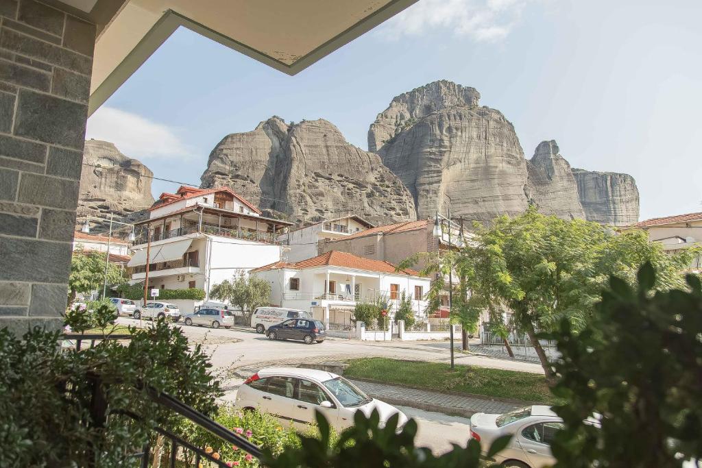 widok na góry z samochodami zaparkowanymi na ulicy w obiekcie Luxury Lila House Under the Rocks w Kalambace