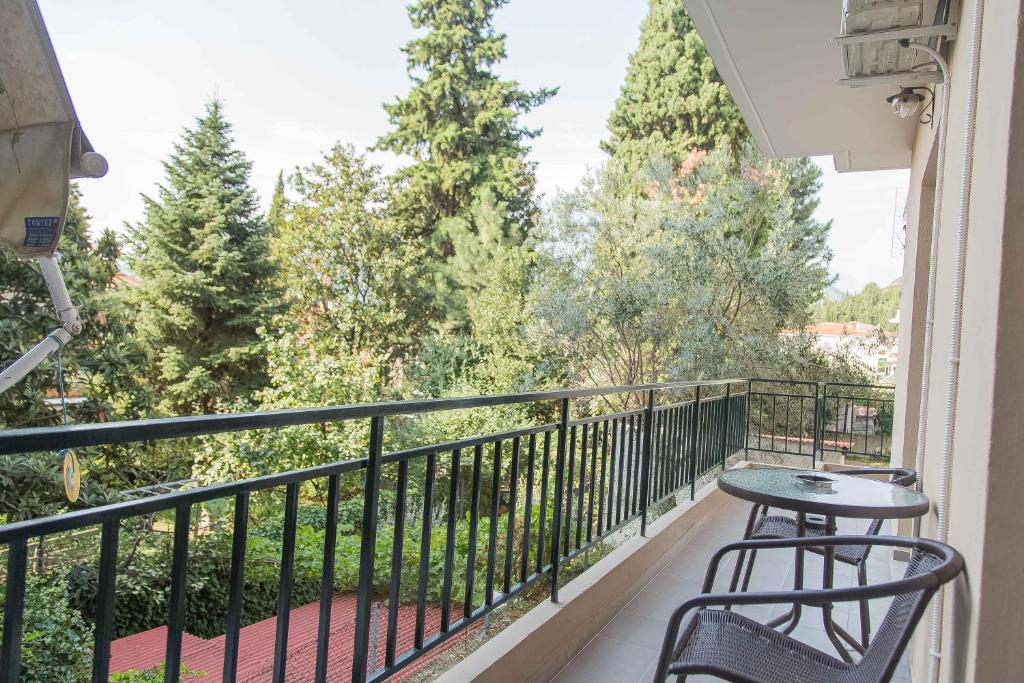 Balkon lub taras w obiekcie Luxury Lila House Under the Rocks