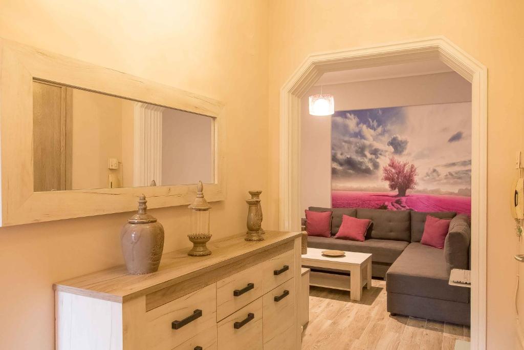 salon z kanapą i lustrem w obiekcie Luxury Lila House Under the Rocks w Kalambace