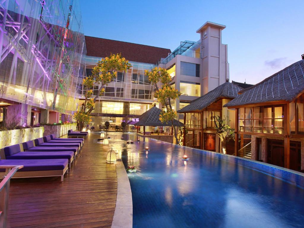 duży basen w środku budynku w obiekcie Grand Mega Resort & Spa Bali w mieście Kuta