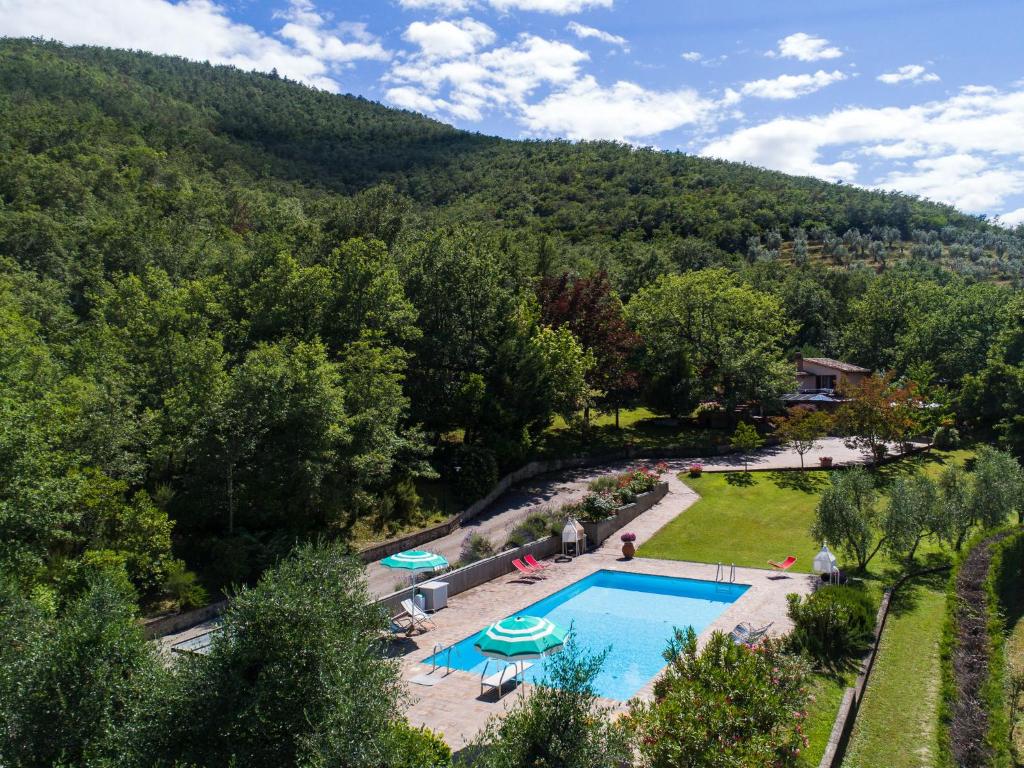 einen Luftblick auf einen Pool mit einem Berg in der Unterkunft Belvilla by OYO Giardino delle Giare in Castiglion Fiorentino