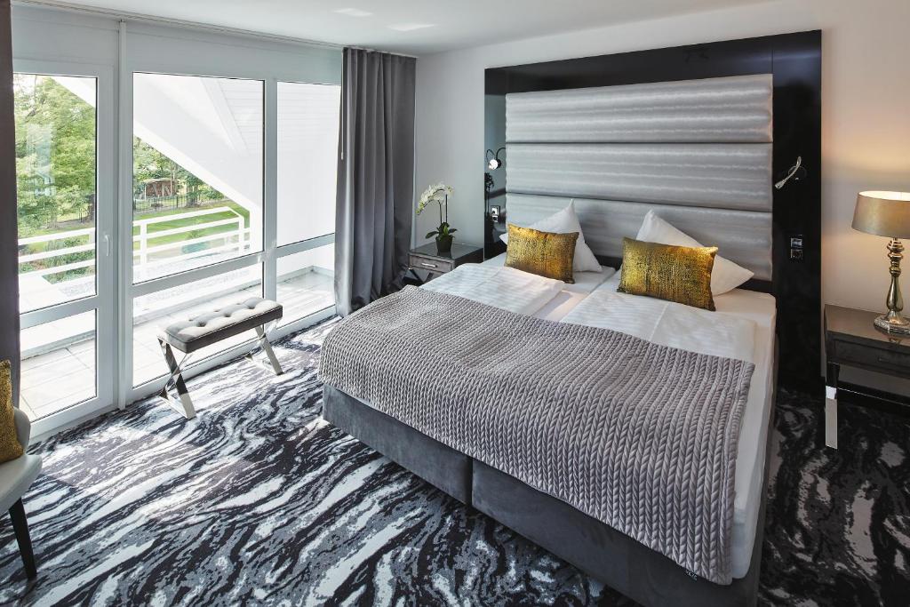 Postel nebo postele na pokoji v ubytování Kurhaus Design Boutique Hotel