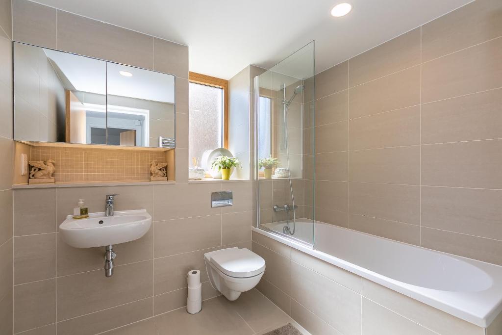 Koupelna v ubytování 1 Bedroom Stylish Apartment near Regents Park FREE WIFI & AIRCON by City Stay Aparts London