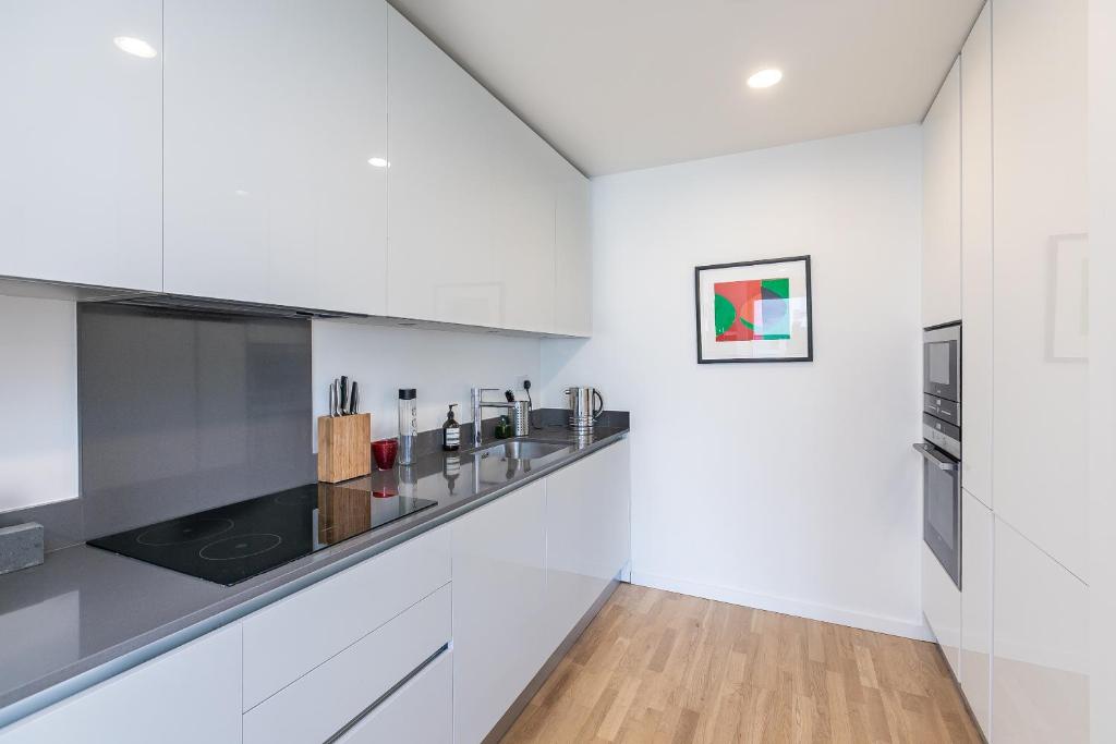Kuchyň nebo kuchyňský kout v ubytování 1 Bedroom Stylish Apartment near Regents Park FREE WIFI & AIRCON by City Stay Aparts London