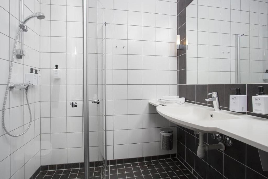 Koupelna v ubytování Gardenview Room