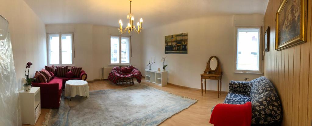 Sala de estar con 2 sofás y mesa en Ferienwohnung in Luckenwalde Brandenburg Flämingskate und Flämingtherme in der Nähe, en Luckenwalde