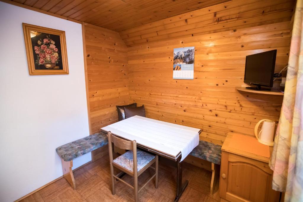 TV a/nebo společenská místnost v ubytování Apartments and rooms Pri Urhu