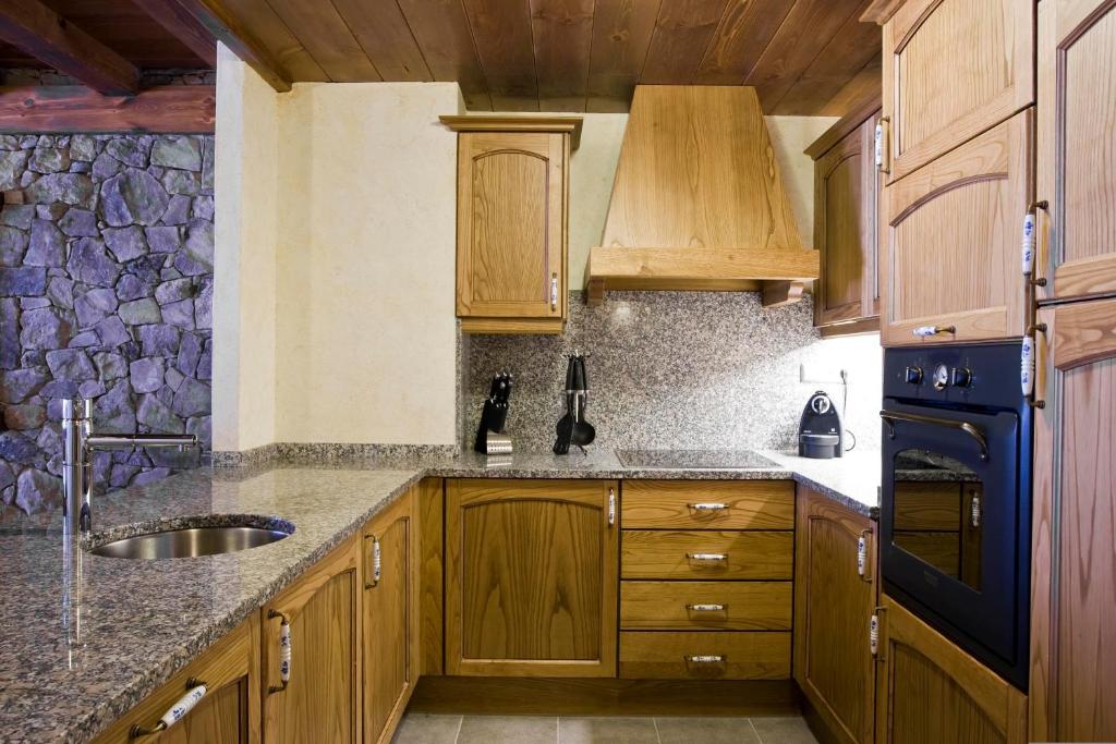 Kuchyň nebo kuchyňský kout v ubytování Apartaments Els Llacs
