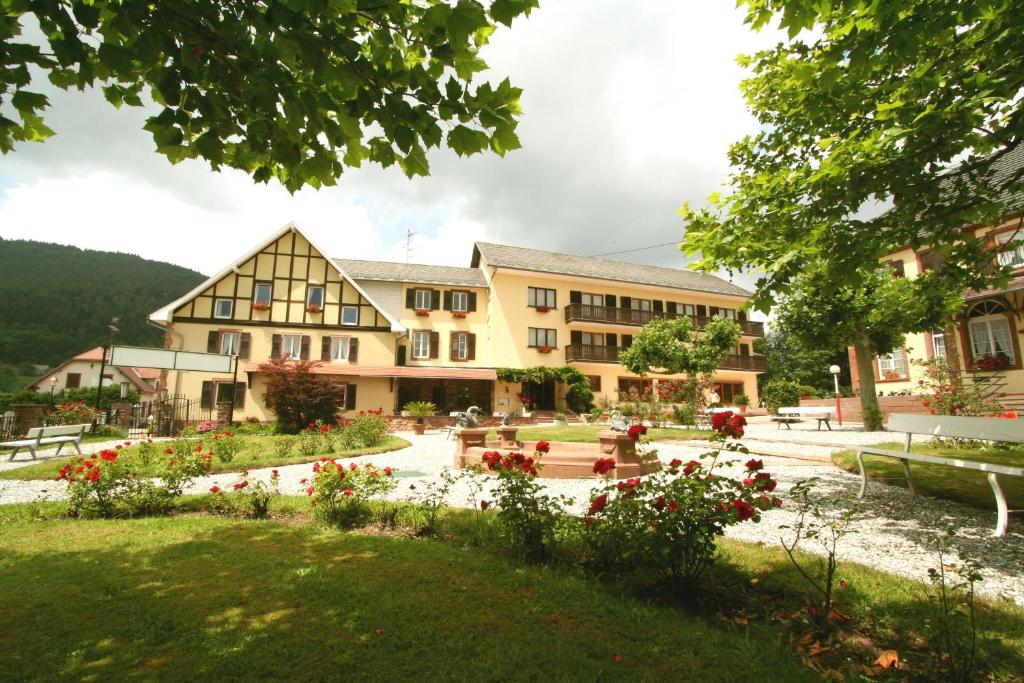 un edificio con un jardín delante de él en Parc Hôtel, en Wangenbourg