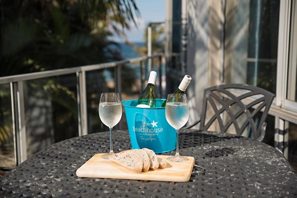 una mesa con dos copas y una botella de vino en RONDEVOUX 64 en Margate