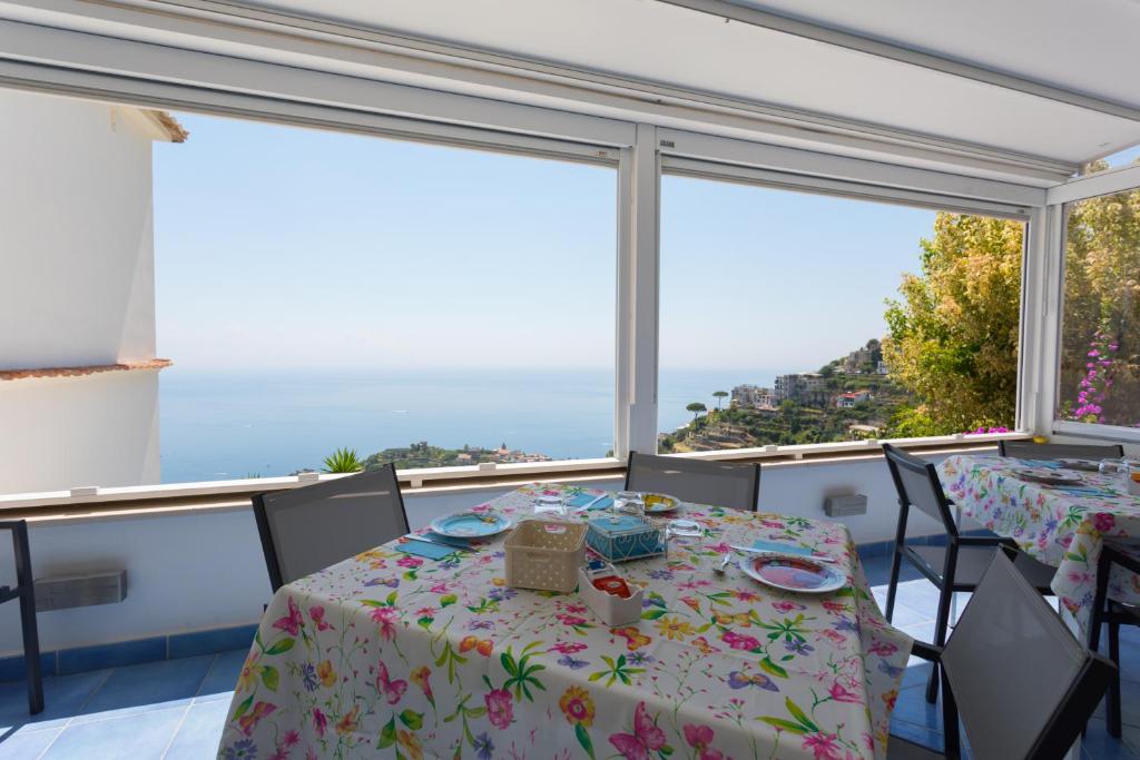 ein Esszimmer mit einem Tisch und Meerblick in der Unterkunft A casa di Nonna Marianna in Ravello