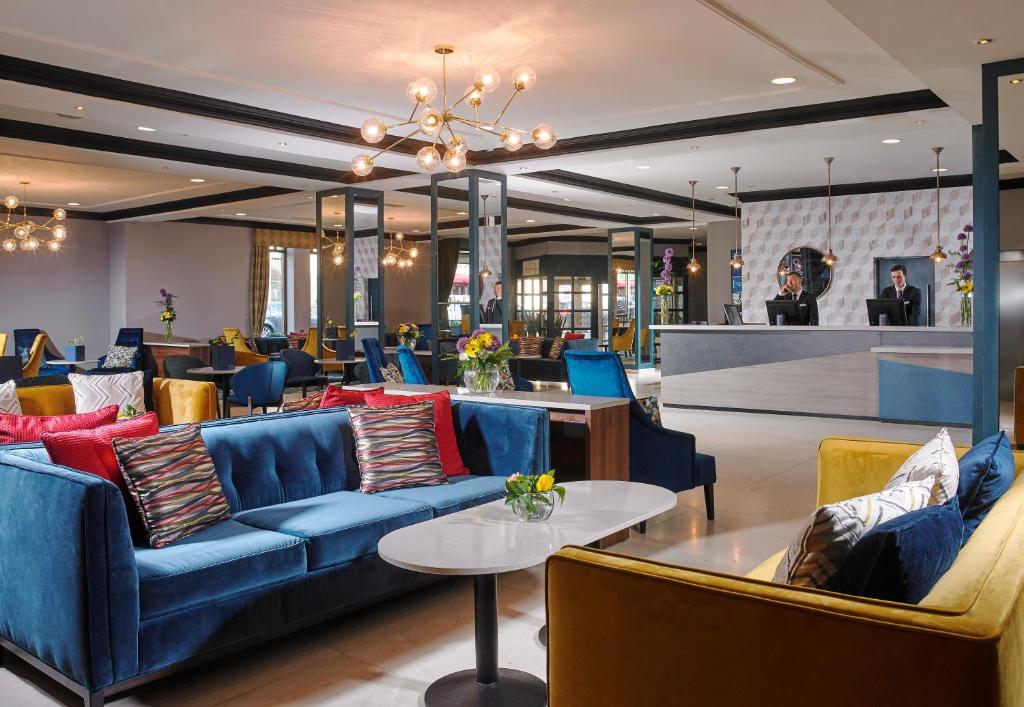 Uma área de estar em Camden Court Hotel