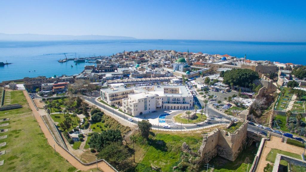 uma vista aérea de uma cidade ao lado da água em HI - Akko Knights Hostel em Acre