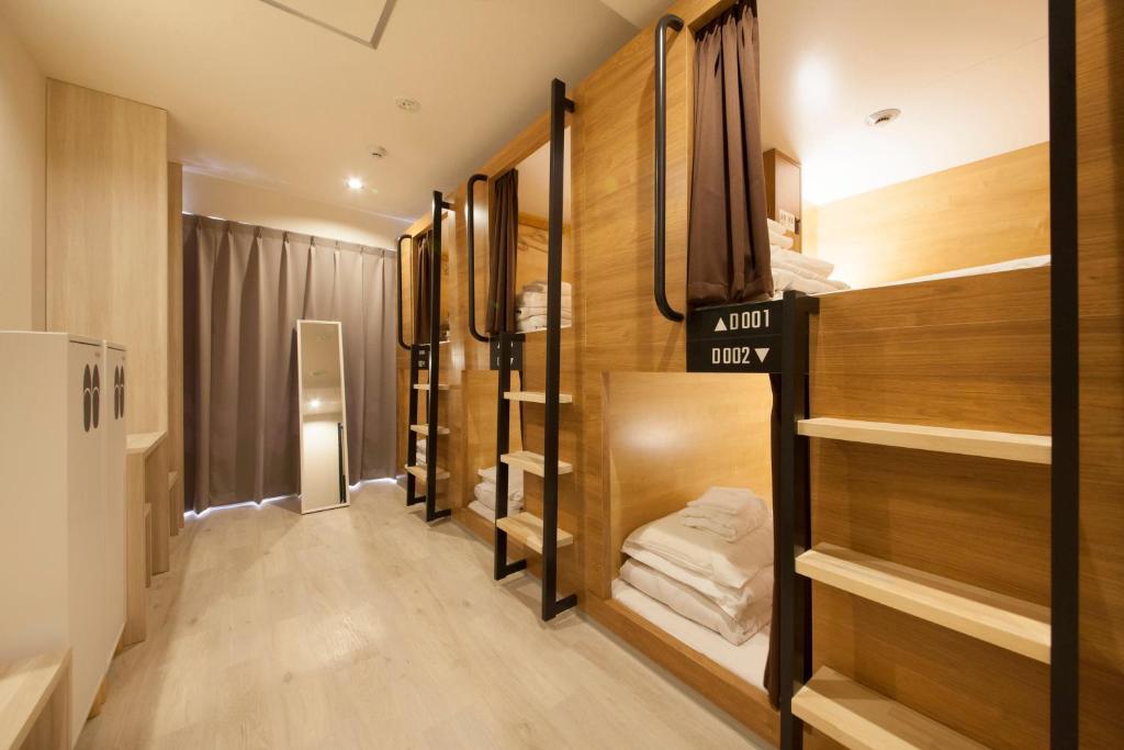 Postel nebo postele na pokoji v ubytování Tabist CapsuleHotel APODS Himeji Station