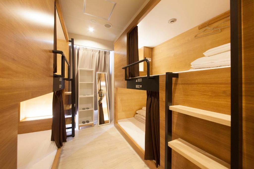 Postel nebo postele na pokoji v ubytování Tabist CapsuleHotel APODS Himeji Station