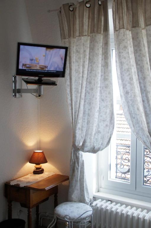 Hotel Montsegur - Double Room With One Queen Bed