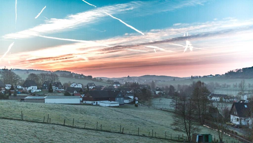 - une vue sur le village au coucher du soleil dans l'établissement Ferienwohnungen "Am Mühlenberg", à Lindlar