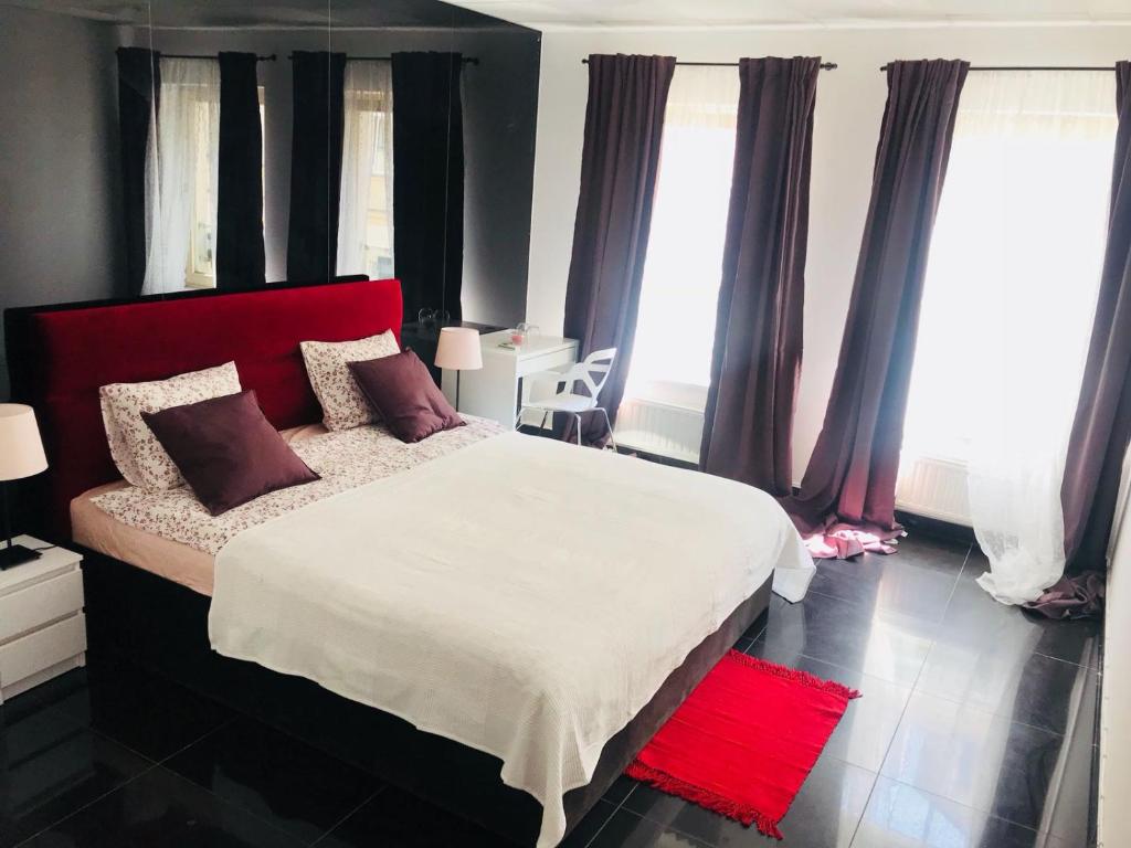 Una cama o camas en una habitación de Cosy Apartments