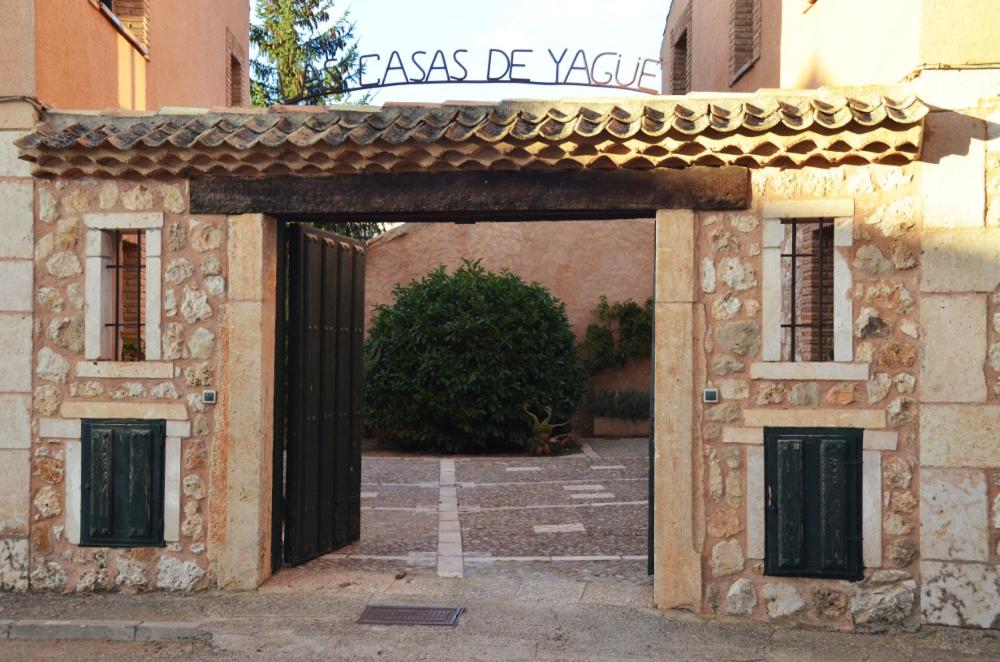 uma entrada para um edifício de pedra com um portão em Las casas de Yagüe, Ayllón em Santa María de Riaza