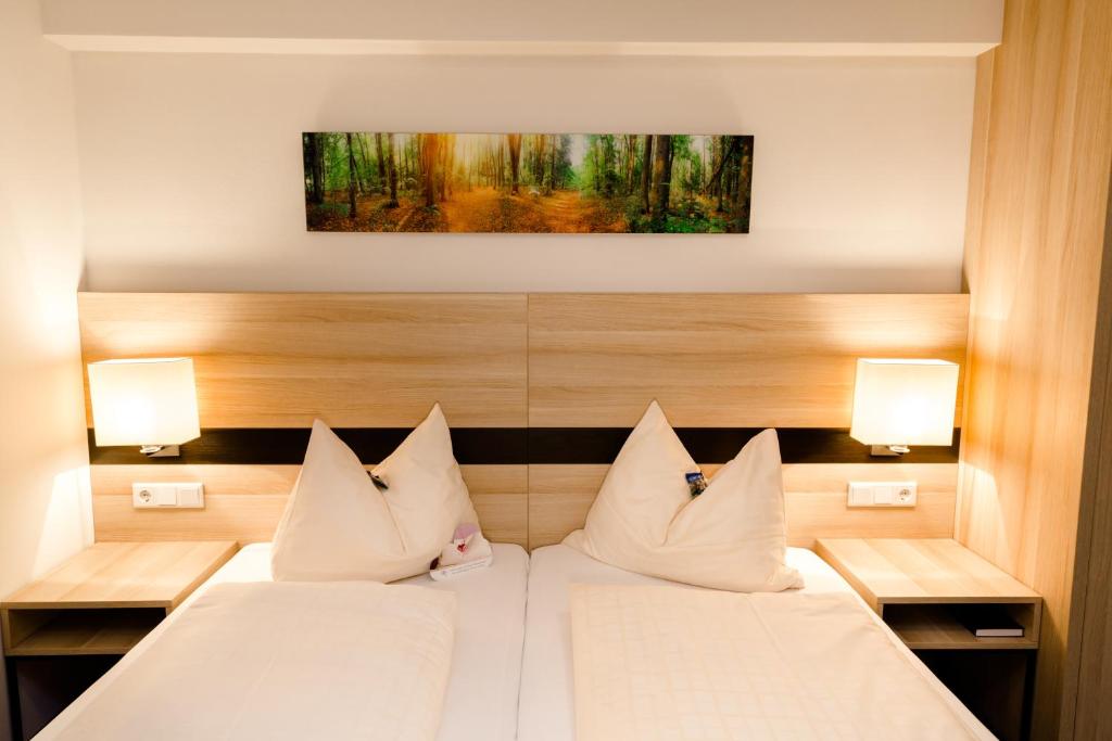 Postel nebo postele na pokoji v ubytování TaunusTagungsHotel