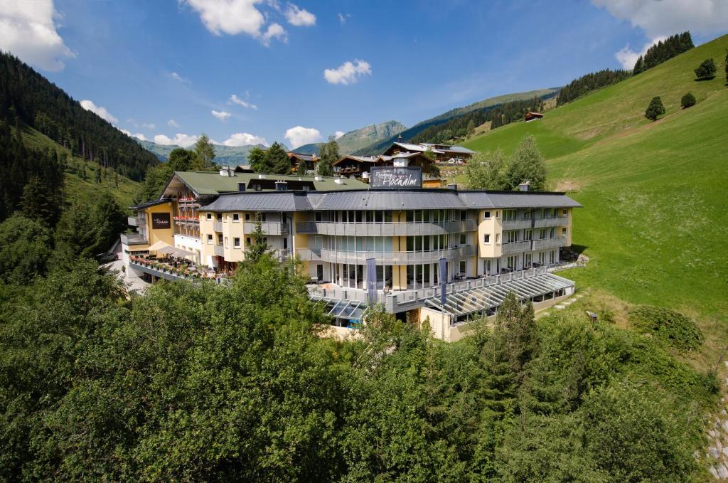 una vista aérea de un hotel en las montañas en Hotel Residenz Hochalm en Saalbach Hinterglemm