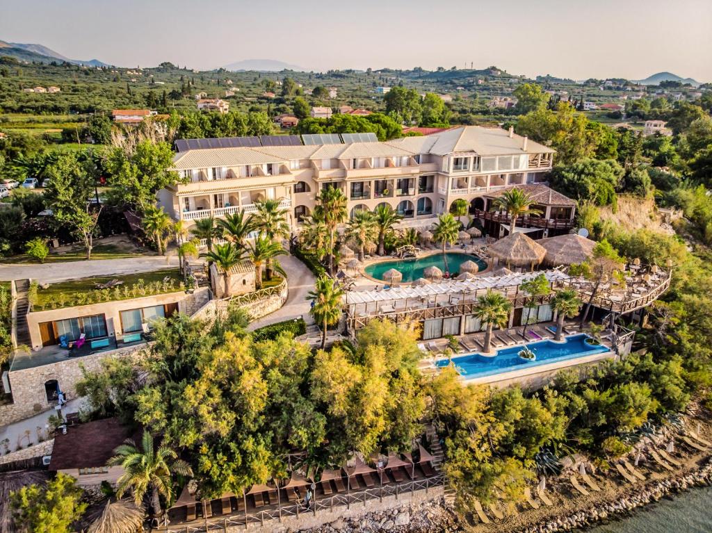 Bazén v ubytování Gloria Maris Hotel Suites and Villa nebo v jeho okolí