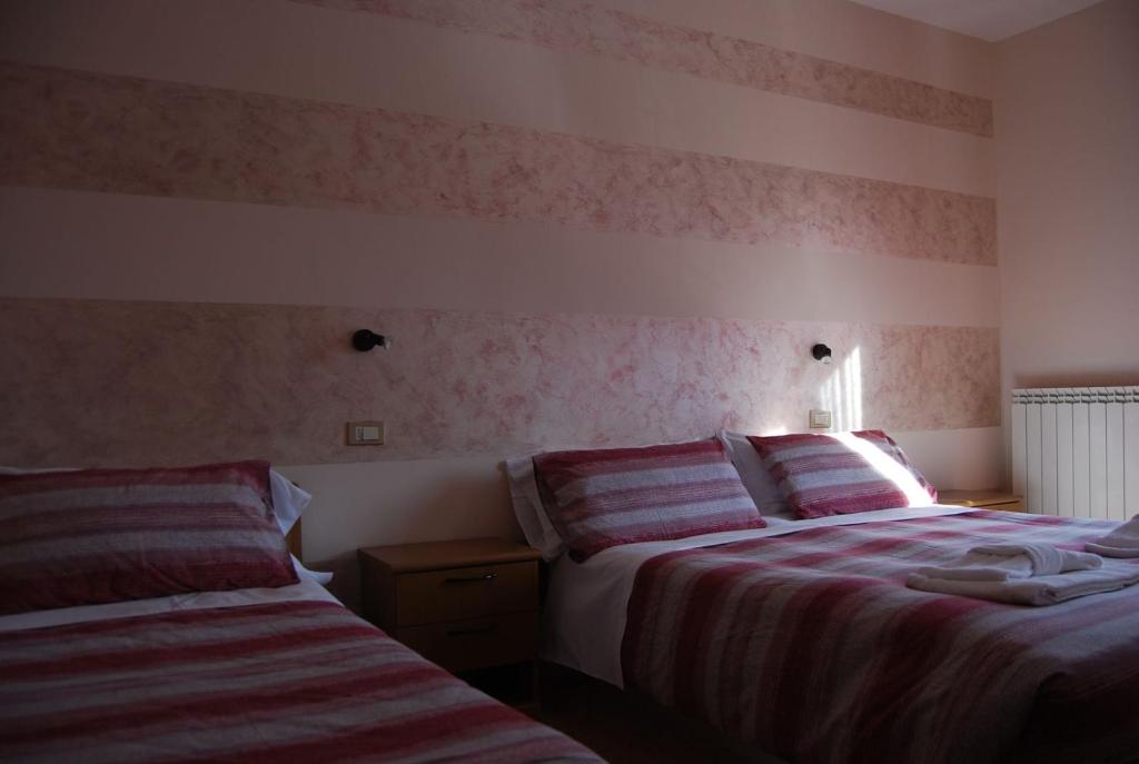 Hotel Iscla - Habitación Triple Con Balcón