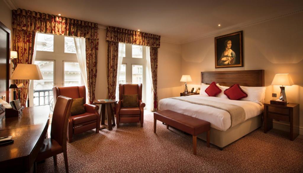 Cama ou camas em um quarto em The Royal Horseguards Hotel, London