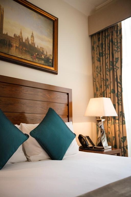 Cama ou camas em um quarto em The Royal Horseguards Hotel, London