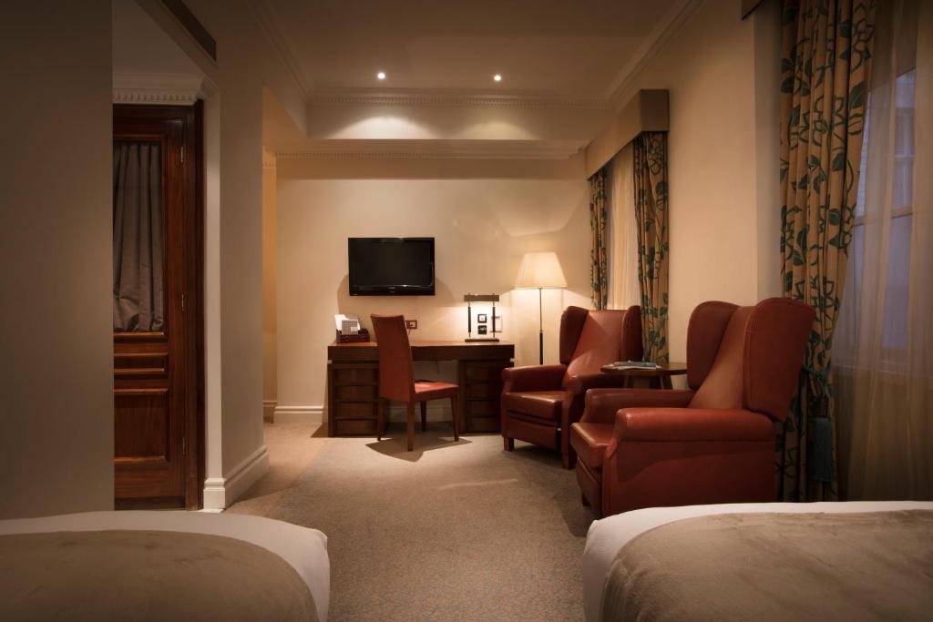 Uma TV ou centro de entretenimento em The Royal Horseguards Hotel, London