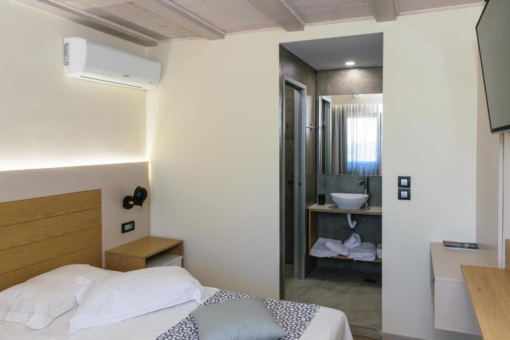 Postel nebo postele na pokoji v ubytování Aetheras Beach