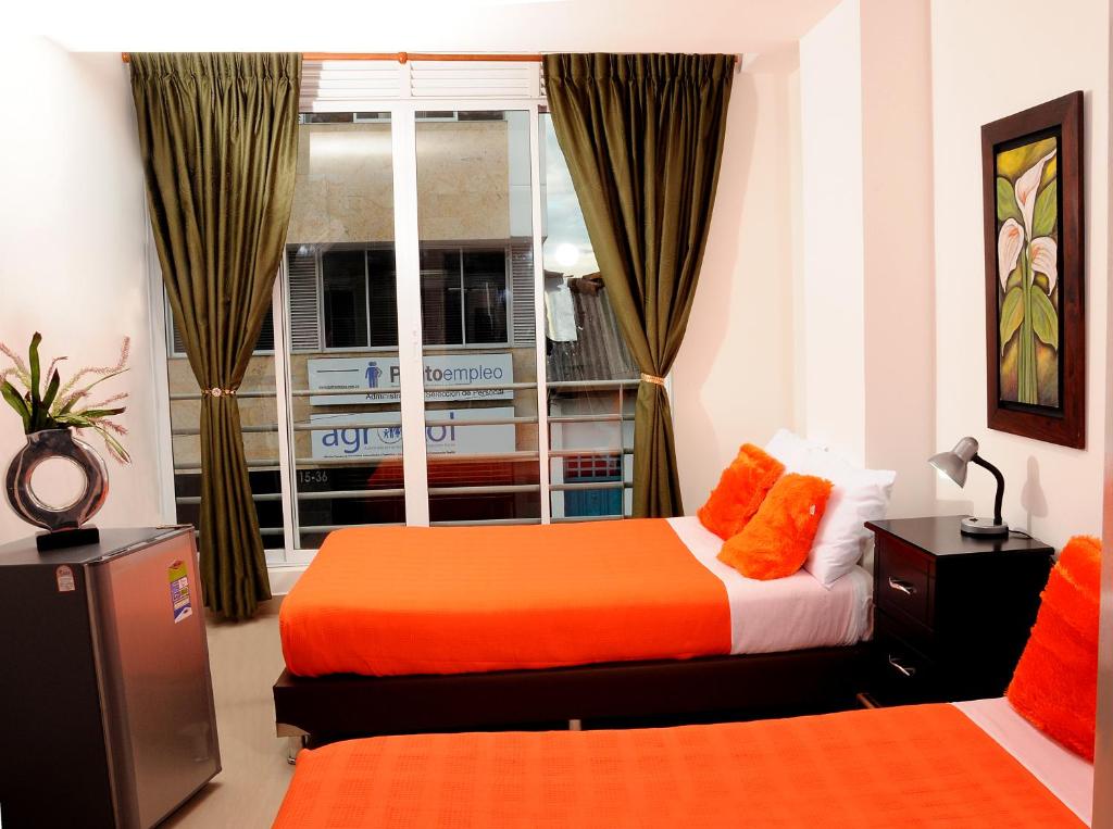 1 dormitorio con 2 camas y ventana en Hotel Aussie koala, en Armenia
