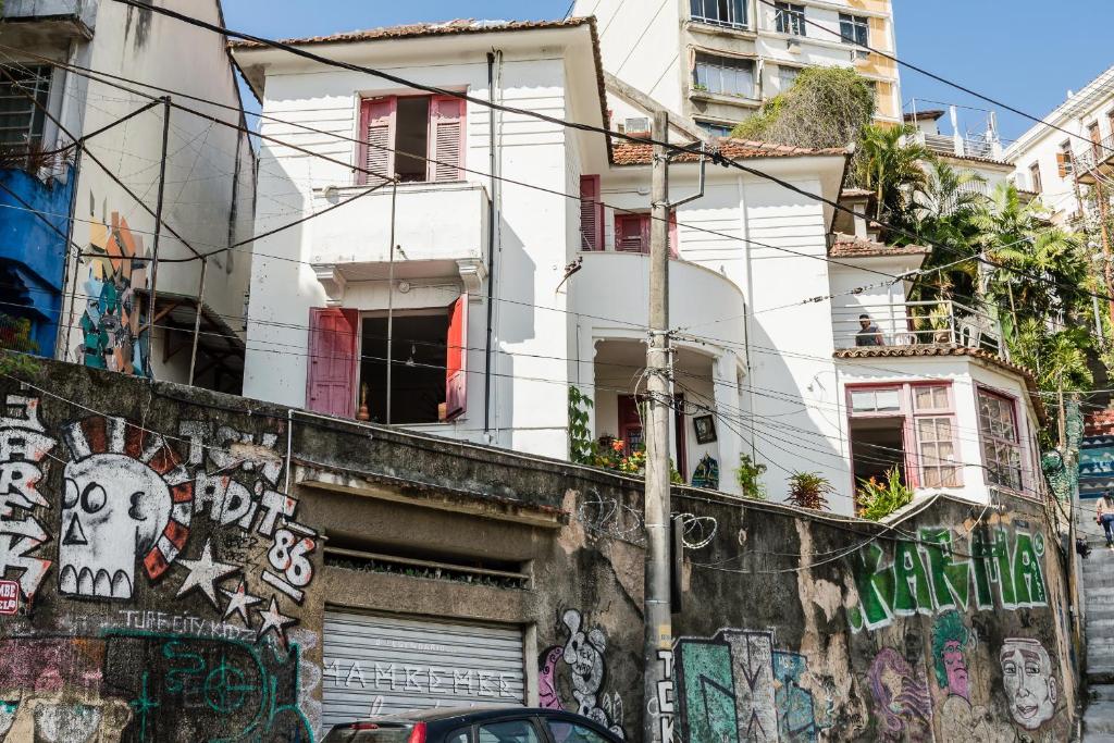  Mambembe House