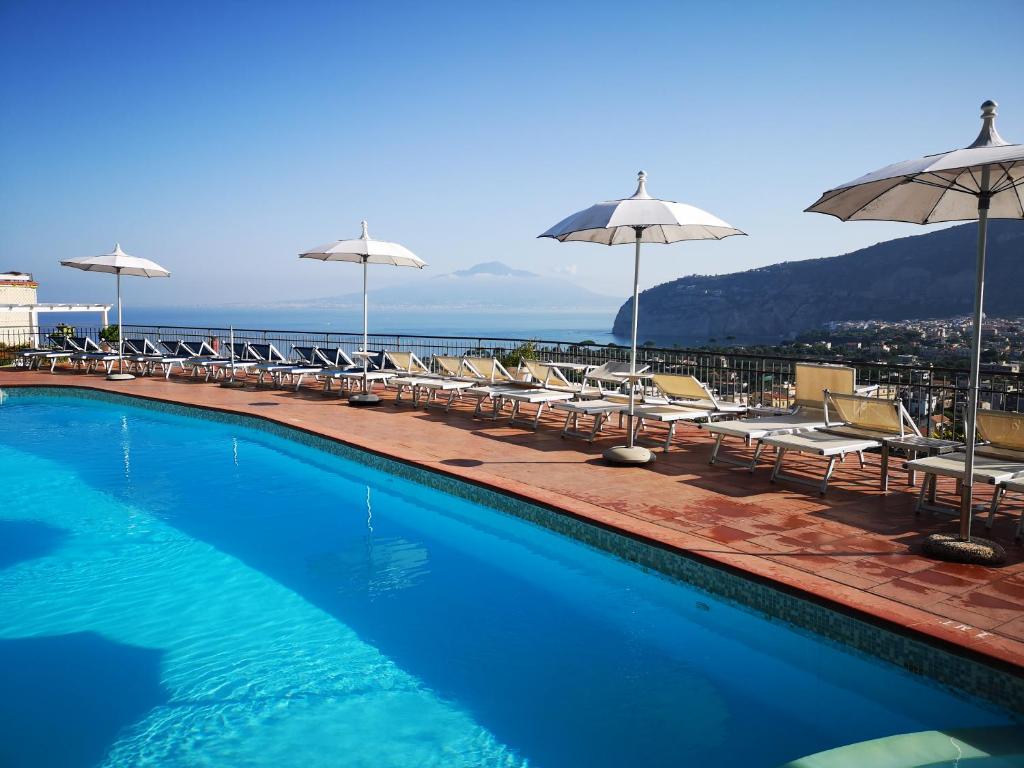 Bazén v ubytování Hotel Cristina nebo v jeho okolí