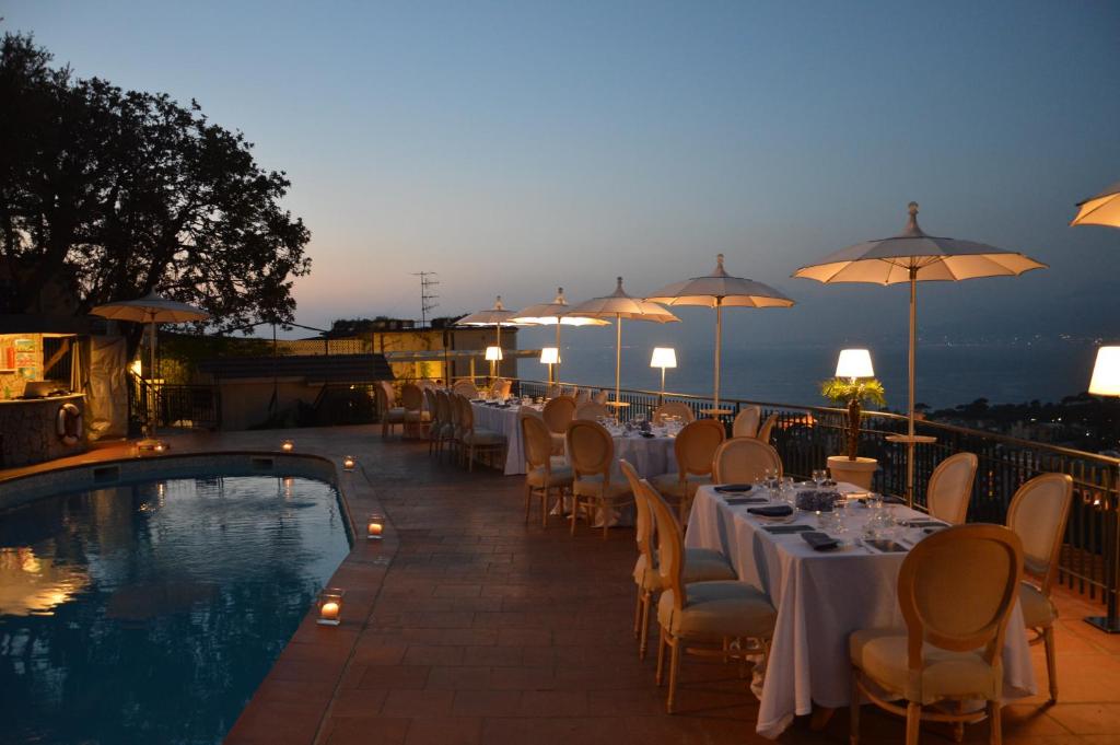 Bazén v ubytování Hotel Cristina nebo v jeho okolí