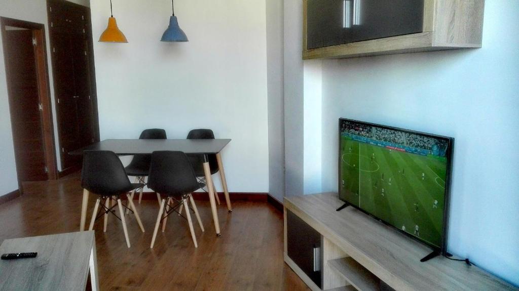 Televízia a/alebo spoločenská miestnosť v ubytovaní Apartamento Santa Faz