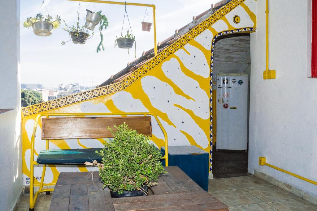  Mambembe House