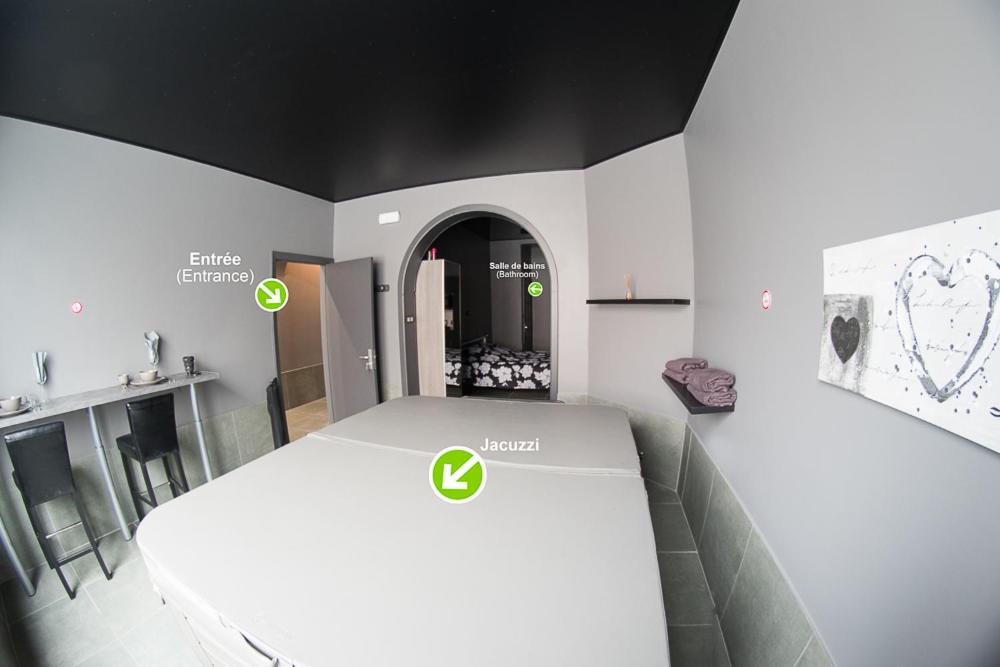 a room with a bed and a kitchen in it at Appartement Studio Tournai in Tournai