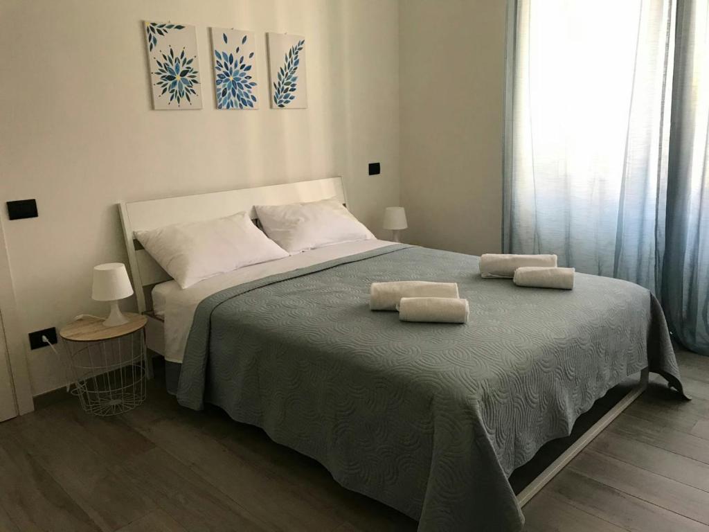 サレルノにあるCasa Mariùのベッドルーム1室(ベッド1台、タオル2枚付)