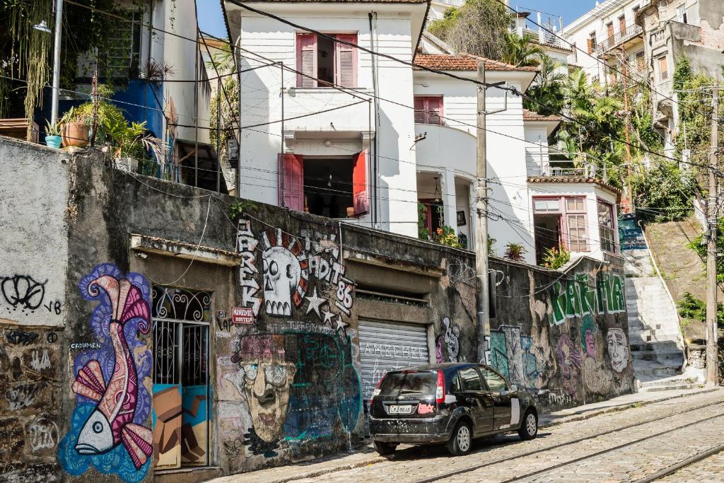 Mambembe House